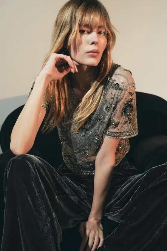 ТОП ИЗ СЕТЧАТОЙ ТКАНИ С БЛЕСТЯЩЕЙ НИТЬЮ И БУСИНАМИ