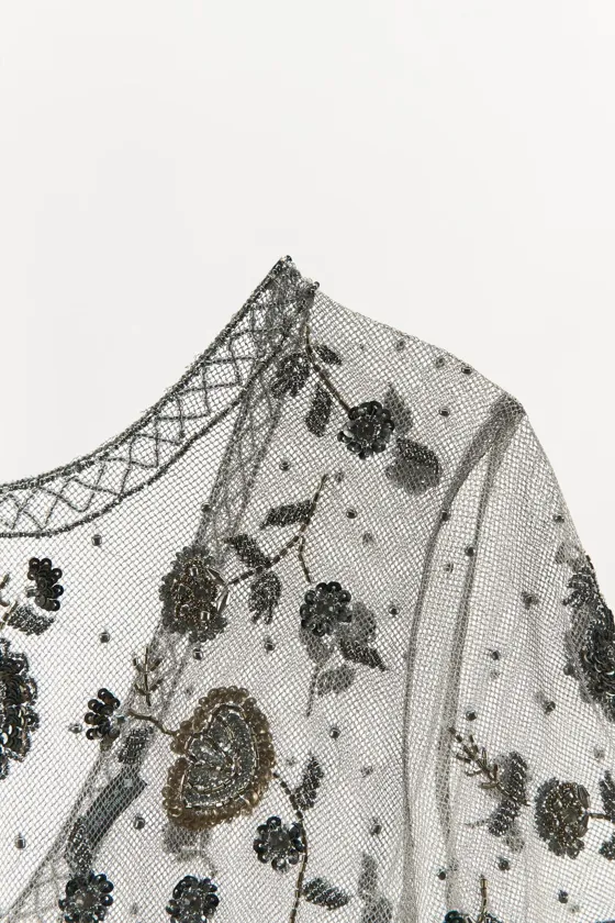 ТОП ИЗ СЕТЧАТОЙ ТКАНИ С БЛЕСТЯЩЕЙ НИТЬЮ И БУСИНАМИ