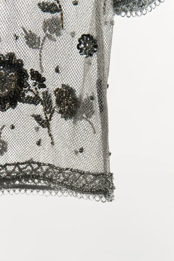 ТОП ИЗ СЕТЧАТОЙ ТКАНИ С БЛЕСТЯЩЕЙ НИТЬЮ И БУСИНАМИ