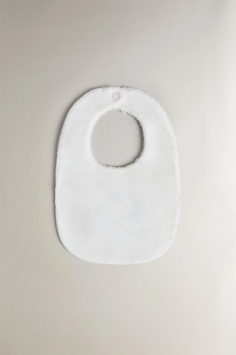 Слюнявчик с буквой для малышей