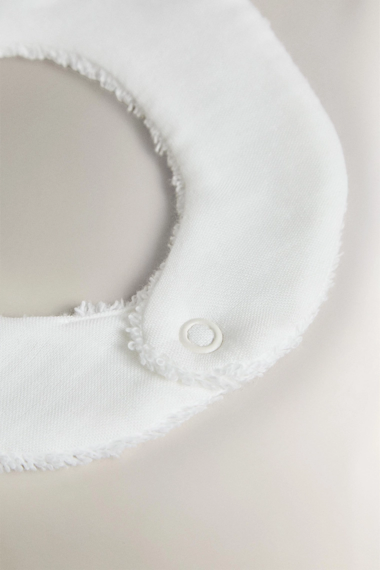 Слюнявчик с буквой для малышей