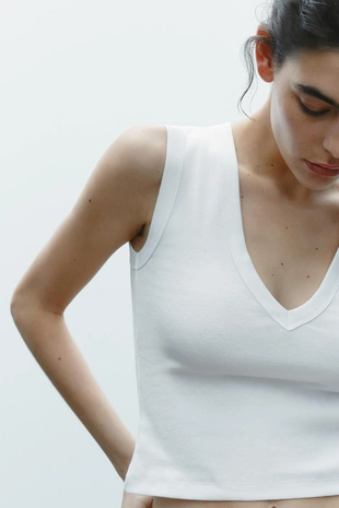 Футболка с V-образным вырезом