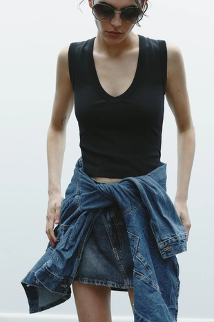 Футболка с V-образным вырезом- Заказать в России