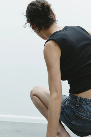 Футболка с V-образным вырезом- Заказать в России