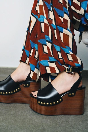 Кожаные босоножки на танкетке с заклепками - Заказать в России