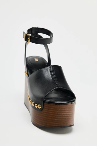 Кожаные босоножки на танкетке с заклепками- Заказать в России