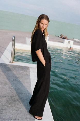 Широкие брюки с эластичным поясом- Заказать в России