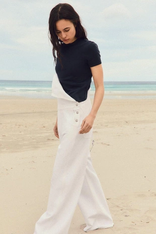 Футболка с декоративной строчкой на спине