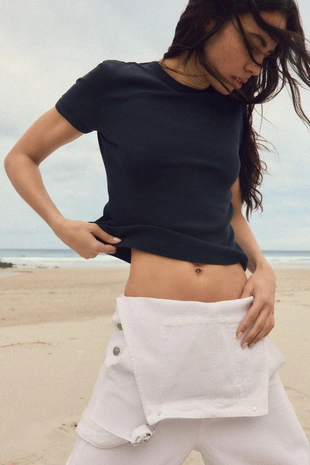 Футболка с декоративной строчкой на спине