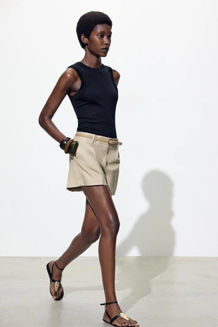 Шорты с ремнем и защипами