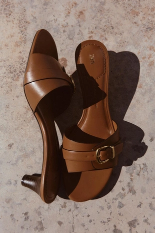 Босоножки с пряжками- Заказать в России