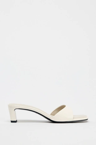 Кожаные босоножки на низком каблуке- Заказать в России