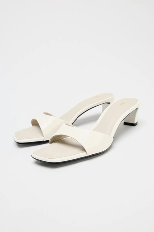 Кожаные босоножки на низком каблуке- Заказать в России