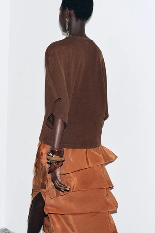 Футболка из ткани с эффектом потертости с широкими рукавами