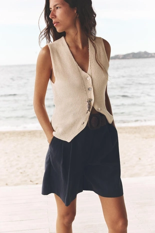 Шорты с ремнем и защипами