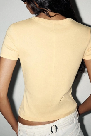 Футболка с декоративной строчкой на спине