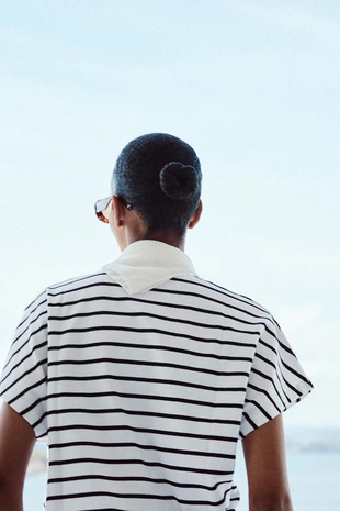 Футболка со спущенными плечевыми швами- Заказать в России