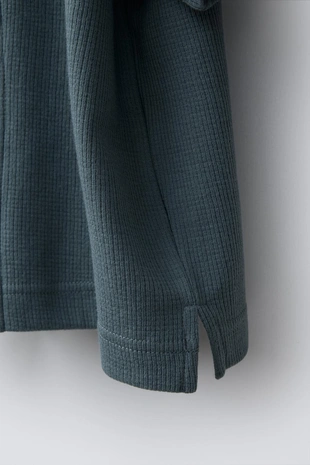 Рубашка из рельефного трикотажа