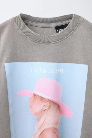 Футболка с принтом  LADY GAGA © и эффектом потертости- Заказать в России