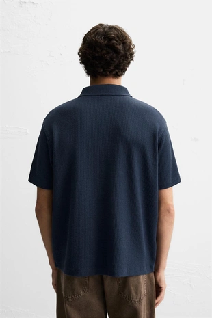 Поло с вертикальным рельефным узором- Заказать в России