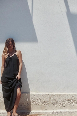 Платье с горловиной халтер и сборками- Заказать в России