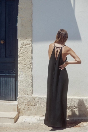 Платье с горловиной халтер и сборками- Заказать в России