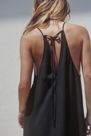 Платье с горловиной халтер и сборками- Заказать в России