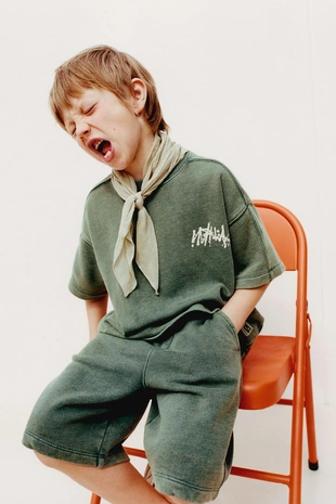 Футболка с принтом «граффити» и эффектом потертости- Заказать в России