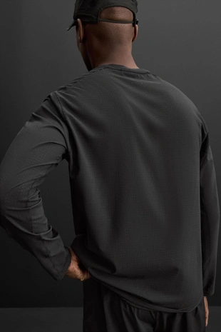 Перфорированная футболка с длинными рукавами- Заказать в России