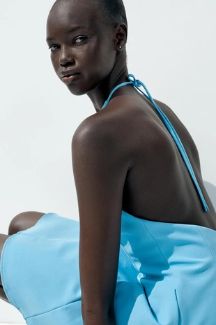 Короткое платье с горловиной халтер и юбкой годе