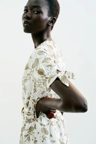 Мини-платье из ткани с принтом с ажурной вышивкой- Заказать в России