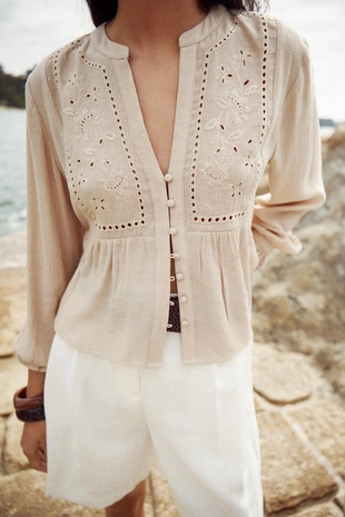 Укороченная блуза с ажурной вышивкой