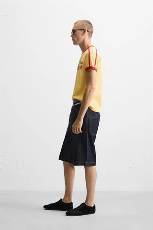 Футболка с контрастной надписью и окантовкой в рубчик- Заказать в России