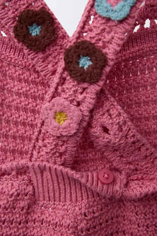 Короткий комбинезон из трикотажа, вязаного крючком, с цветами- Заказать в России