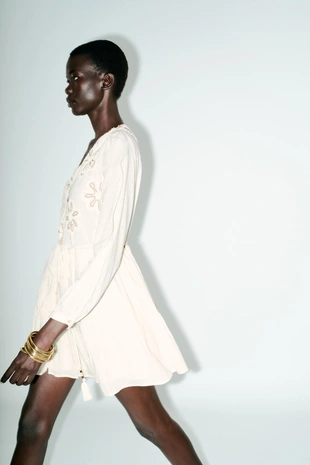 Платье из рельефной ткани с вышивкой- Заказать в России