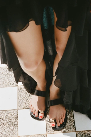 Сандалии с металлическими бусинами для пальца- Заказать в России