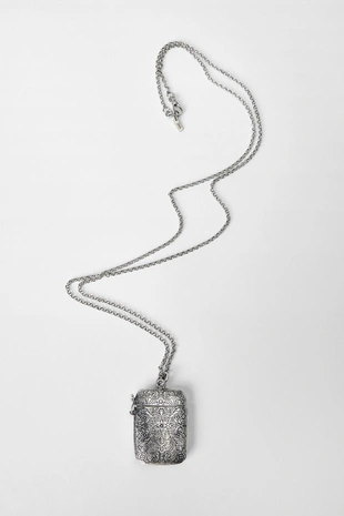 Купить Zara Длинное колье с подвеской в виде гравированного ящика KATE MOSS X ZARA