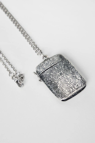 Длинное колье с подвеской в виде гравированного ящика KATE MOSS X ZARA- Заказать в России