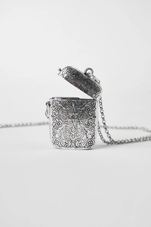 Длинное колье с подвеской в виде гравированного ящика KATE MOSS X ZARA- Заказать в России