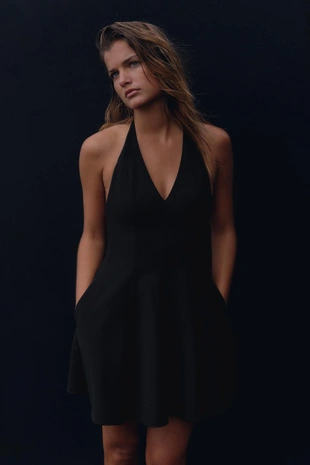 Короткое платье с горловиной халтер и юбкой годе- Заказать в России