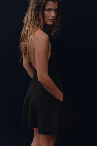 Короткое платье с горловиной халтер и юбкой годе- Заказать в России