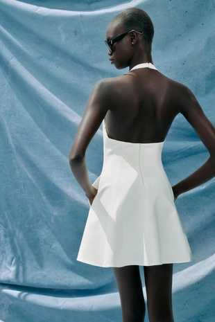 Короткое платье с горловиной халтер и юбкой годе- Заказать в России