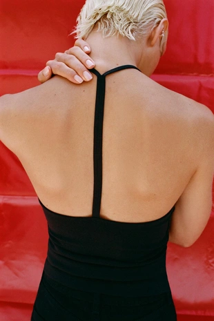 Топ с горловиной халтер и бретелью сзади- Заказать в России