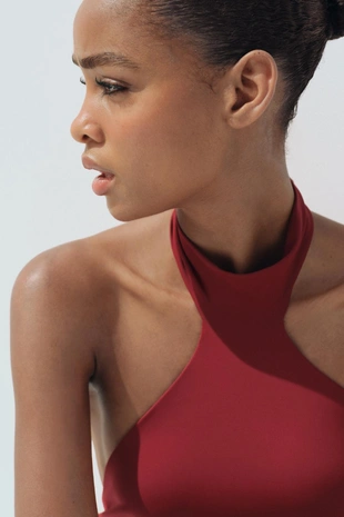 Топ из полиамида с горловиной халтер- Заказать в России