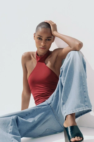 Топ из полиамида с горловиной халтер- Заказать в России