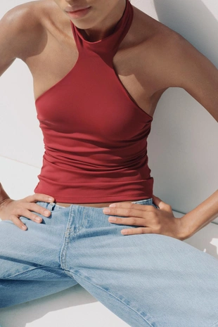 Топ из полиамида с горловиной халтер- Заказать в России