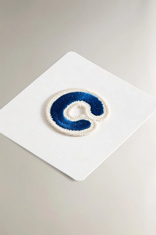 Патч на букву C из термоадгезивного хлопкового материала- Заказать в России