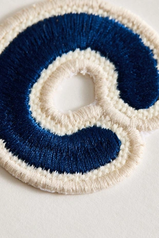 Патч на букву C из термоадгезивного хлопкового материала- Заказать в России