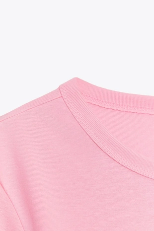 Футболка с декоративной строчкой на спине