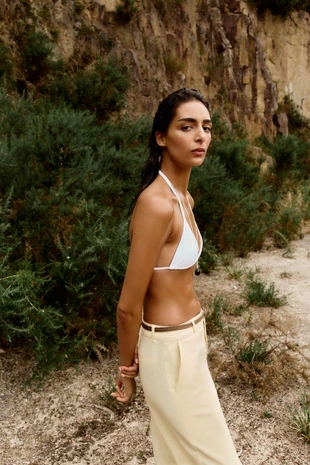 Брюки чинос с плетеным ремнем